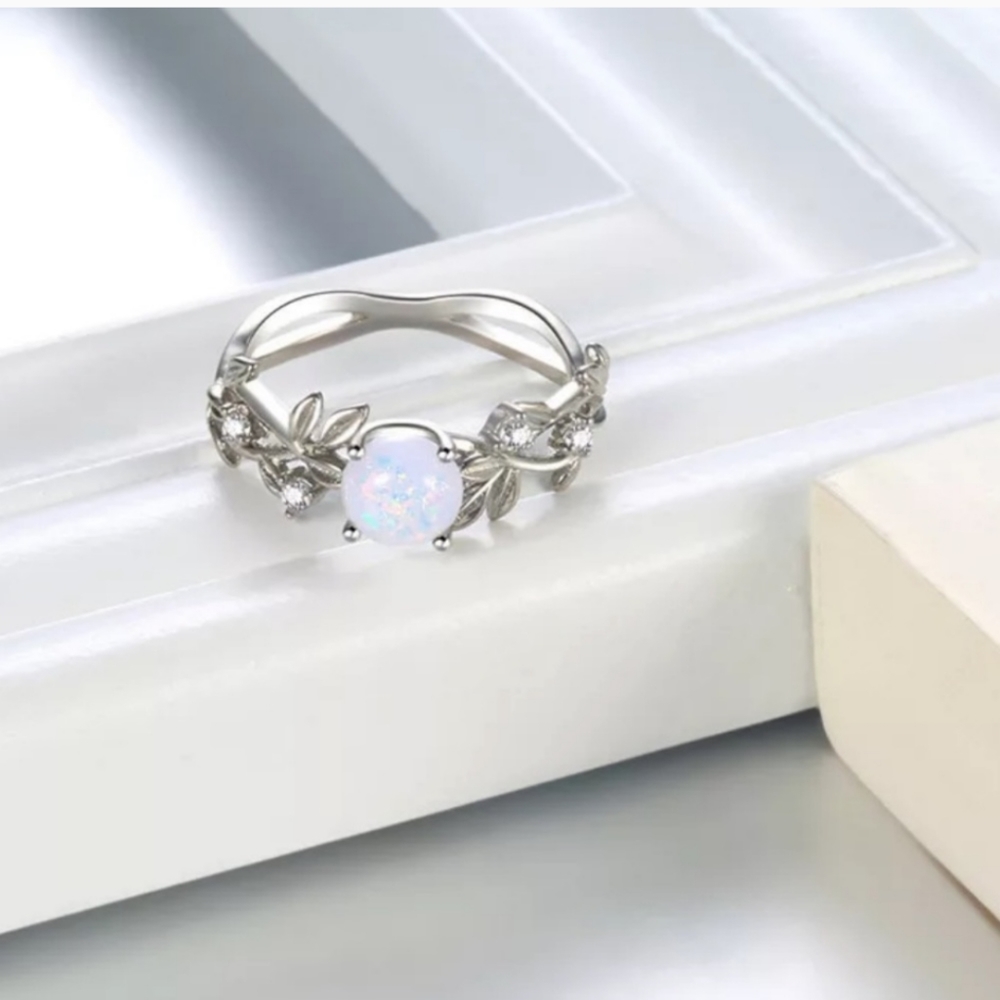 🍃Leaf & Vine Faux Opal Ring Size 8